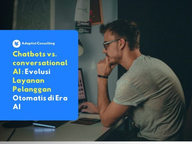 Pengguna yang sedang menganalisis arsitektur layanan pelanggan digital B2B melalui layar monitor, membandingkan performa respons sistem chatbot tradisional dan conversational AI.