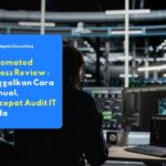 Karyawan yang sedang memantau dashboard keamanan sistem informasi untuk mengevaluasi hak akses menggunakan proses automated access review secara terpusat.