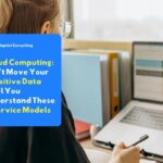Karyawan yang sedang memantau dasbor keamanan infrastruktur cloud computing dan jaringan server enterprise melalui layar monitor.