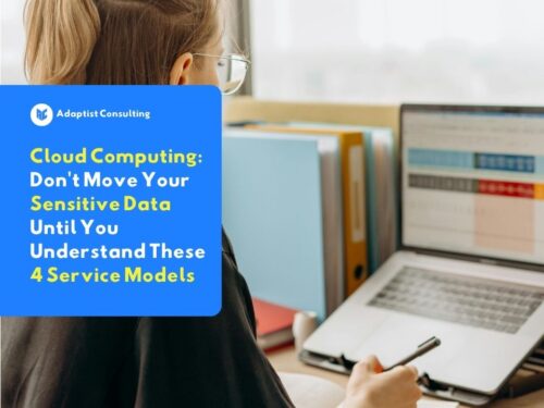 Karyawan yang sedang memantau dasbor keamanan infrastruktur cloud computing dan jaringan server enterprise melalui layar monitor.