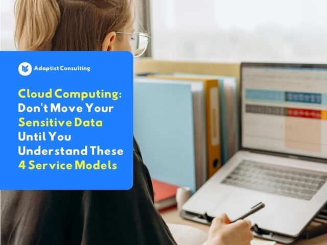 Karyawan yang sedang memantau dasbor keamanan infrastruktur cloud computing dan jaringan server enterprise melalui layar monitor.