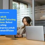 Karyawan customer service dan tim IT support sedang berkolaborasi menyelesaikan tiket keluhan pelanggan melalui dashboard ticketing system omnichannel di lingkungan kantor enterprise.