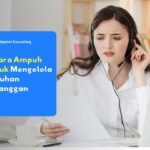 Tim support sedang merespons pesan dengan cepat sebagai strategi efektif kelola keluhan pelanggan.