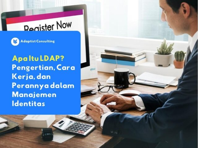 Seorang karyawan yang sedang melakukan sign-in untuk aplikasi karyawan