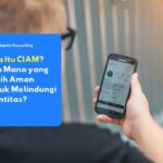 Pengguna membuka aplikasi di ponsel untuk login akun digital menggunakan sistem CIAM