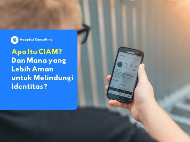 Pengguna membuka aplikasi di ponsel untuk login akun digital menggunakan sistem CIAM