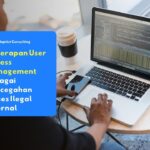 Karyawan yang sedang mengakses sistem internal perusahaan secara aman menggunakan sistem user access management"