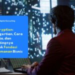 Profesional IT memantau layar jaringan, merepresentasikan pentingnya decryption sebagai fondasi keamanan bisnis.