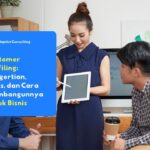 Tim bisnis mendiskusikan strategi customer profiling menggunakan tablet dan data analitik di kantor.