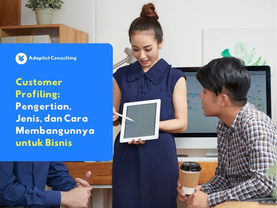 Tim bisnis mendiskusikan strategi customer profiling menggunakan tablet dan data analitik di kantor.