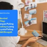 Seorang profesional memegang kartu kredit di depan laptop, merepresentasikan ancaman credential stuffing terhadap keamanan akun digital bisnis.