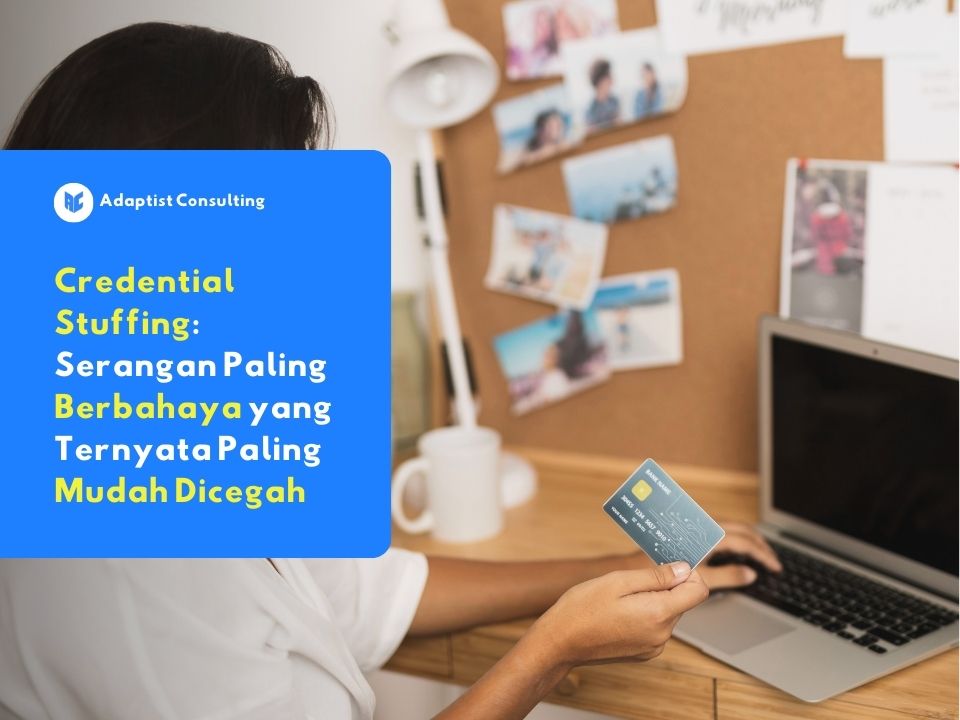 Seorang profesional memegang kartu kredit di depan laptop, merepresentasikan ancaman credential stuffing terhadap keamanan akun digital bisnis.