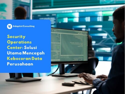 Analis Security Operations Center (SOC) sedang memantau ancaman siber secara real-time melalui layar monitoring di ruang kendali keamanan IT perusahaan.