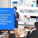 Seorang manajer sedang mempresentasikan sistem SFA (Sales Force Automation) kepada tim sales di ruang rapat.