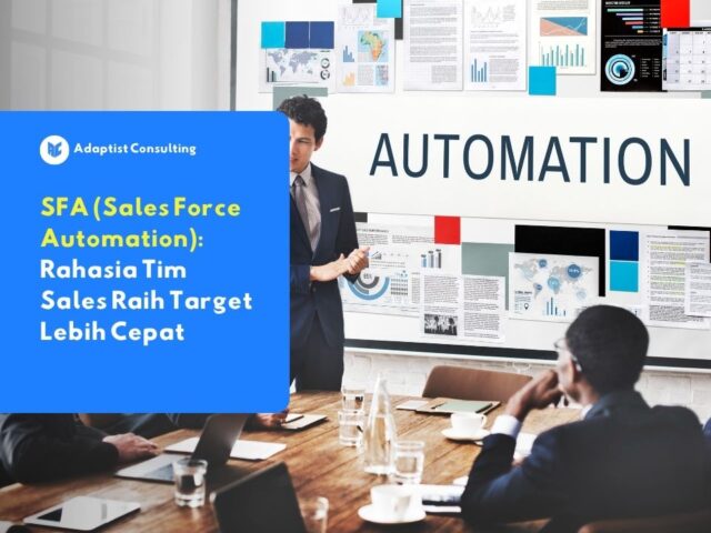 Seorang manajer sedang mempresentasikan sistem SFA (Sales Force Automation) kepada tim sales di ruang rapat.