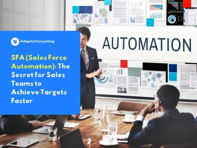A manager presenting an SFA (Sales Force Automation) system to the sales team in a meeting room.