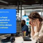 Ilustrasi karyawan panik menghadapi kebocoran data akibat lemahnya sistem manajemen identitas perusahaan.