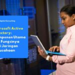 karyawan yang sedang memonitor lalu lintas keamanan jaringan di ruang server untuk memastikan implementasi Active Directory sebagai solusi tepat bagi kontrol akses perusahaan