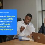 Karyawan yang sedang mengamankan akses login sistem enterprise untuk mencegah ancaman account take over dari peretas siber.