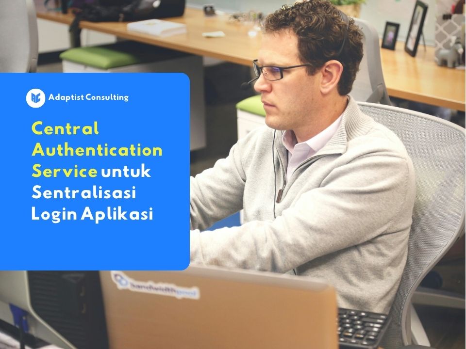 Karyawan yang sedang mengakses berbagai aplikasi bisnis secara efisien dan aman melalui satu portal masuk terpusat dengan teknologi Central Authentication Service.