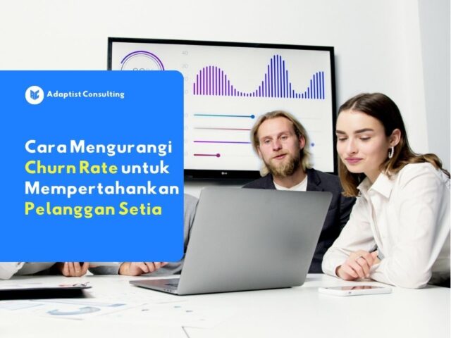 Karyawan yang sedang menganalisis grafik retensi pelanggan dan metrik churn rate pada dasbor sistem di layar monitor komputer.