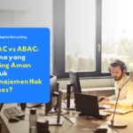 Seseorang yang sedang menganalisis arsitektur keamanan data pada layar monitor untuk menentukan implementasi RBAC vs ABAC yang tepat bagi sistem perlindungan enterprise.