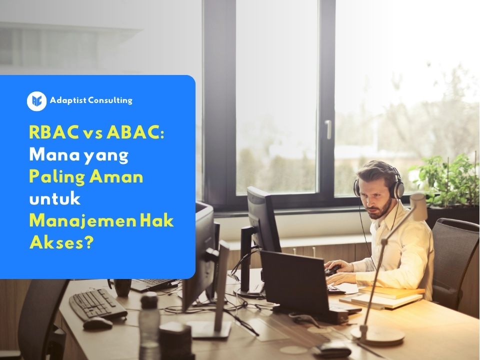 Seseorang yang sedang menganalisis arsitektur keamanan data pada layar monitor untuk menentukan implementasi RBAC vs ABAC yang tepat bagi sistem perlindungan enterprise.