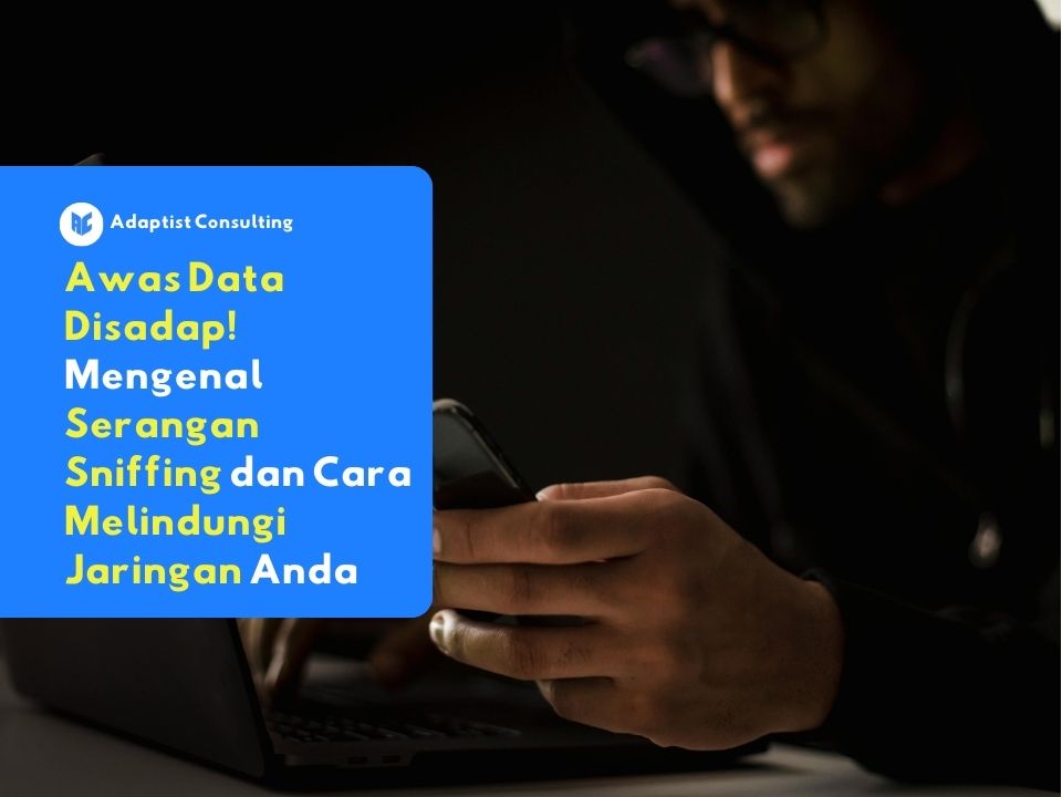 Karyawan yang sedang memantau keamanan lalu lintas jaringan perusahaan dari potensi ancaman serangan sniffing.