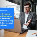 Karyawan terkejut melihat laptop saat menyadari ancaman eavesdropping dan penyadapan data pada sistem keamanan siber perusahaan