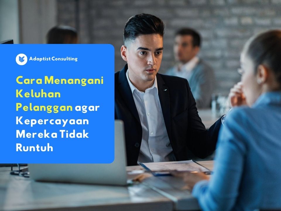 Ilustrasi petugas layanan pelanggan sedang berbicara dengan pelanggan di kantor mengenai cara menangani keluhan pelanggan agar kepercayaan tetap terjaga.