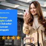 Pelanggan tersenyum sambil memegang smartphone setelah menyelesaikan pembelian online, mencerminkan pengalaman customer delight yang melampaui ekspektasi mereka.