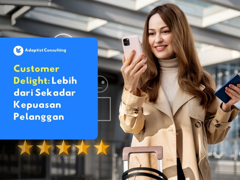 Pelanggan tersenyum sambil memegang smartphone setelah menyelesaikan pembelian online, mencerminkan pengalaman customer delight yang melampaui ekspektasi mereka.