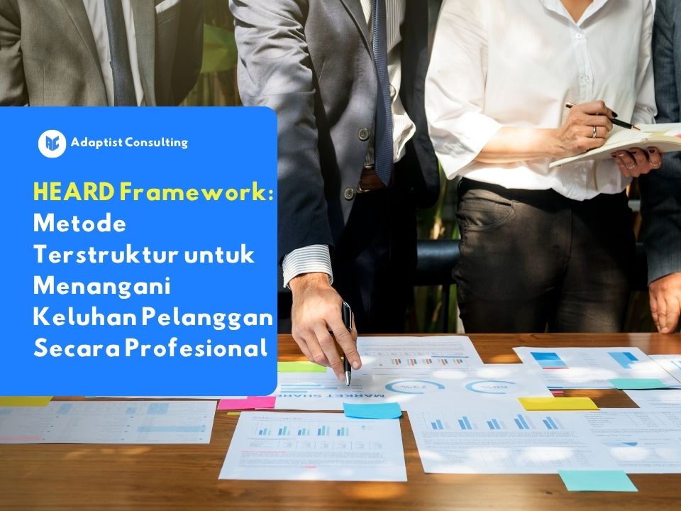 Staf perusahaan menjelaskan laporan sentimen pelanggan sebagai bagian evaluasi HEARD Framework customer service.