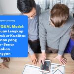 Tim karyawan perusahaan sedang berdiskusi dan menganalisis hasil survei SERVQUAL model untuk mengukur kualitas layanan pelanggan.