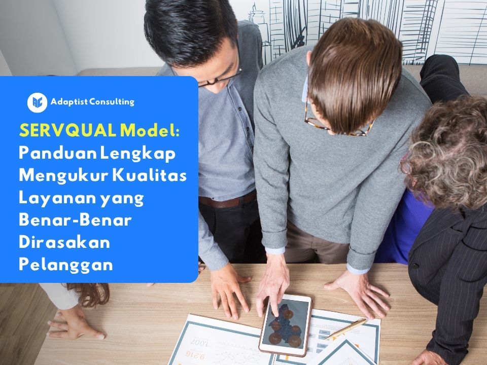 Tim karyawan perusahaan sedang berdiskusi dan menganalisis hasil survei SERVQUAL model untuk mengukur kualitas layanan pelanggan.