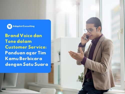Karyawan customer service berbicara dengan pelanggan melalui telepon menggunakan nada bicara yang ramah dan profesional, menggambarkan penerapan voice dan tone yang konsisten dalam layanan pelanggan.
