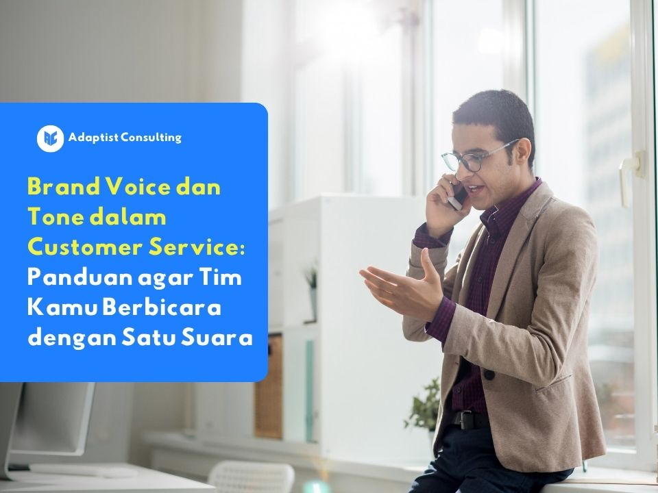 Karyawan customer service berbicara dengan pelanggan melalui telepon menggunakan nada bicara yang ramah dan profesional, menggambarkan penerapan voice dan tone yang konsisten dalam layanan pelanggan.