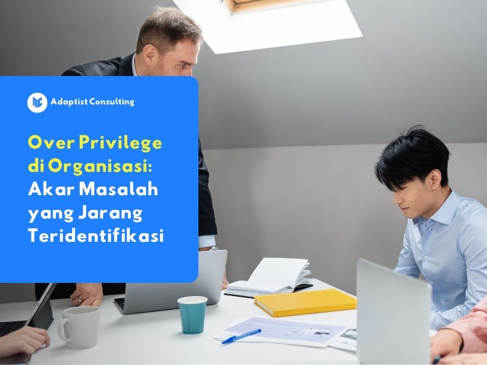 Over privilege di organisasi dengan ilustrasi rapat kantor membahas akses berlebihan karyawan, hak akses sistem, dan risiko tata kelola perusahaan.
