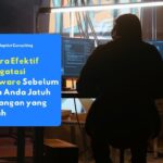 Seorang hacker berpakaian gelap di depan layar komputer yang menampilkan kode merah, sedang melancarkan serangan spyware ke jaringan perangkat korban dari jarak jauh.