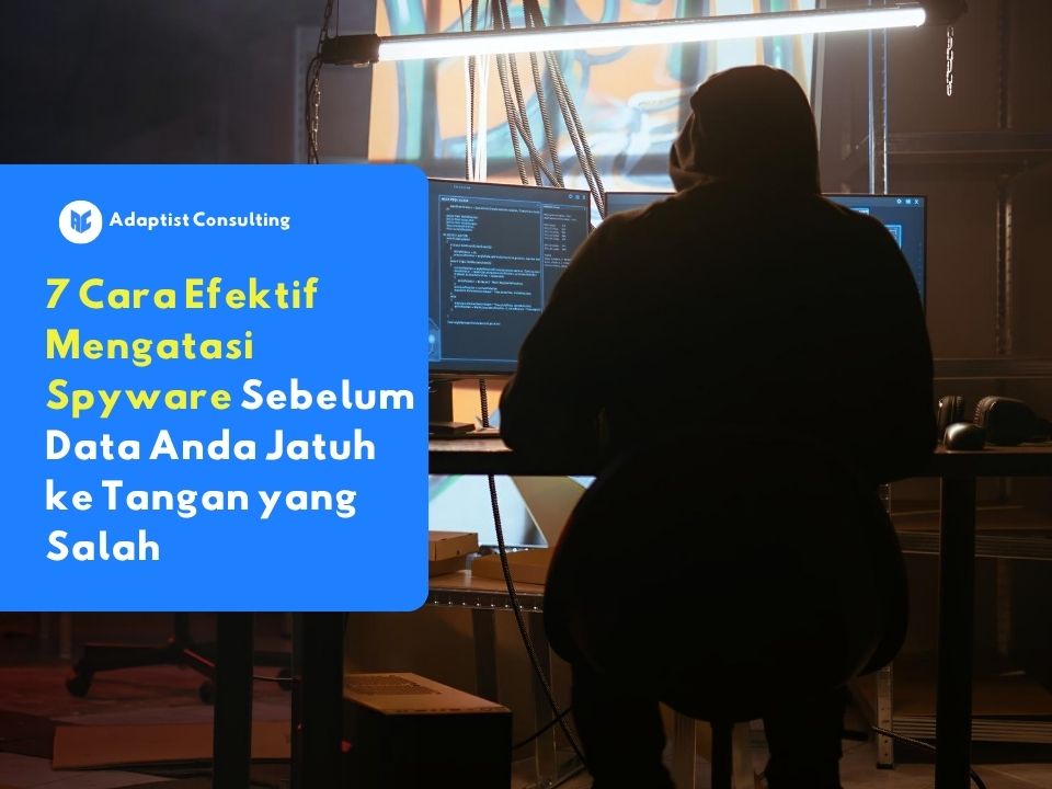 Seorang hacker berpakaian gelap di depan layar komputer yang menampilkan kode merah, sedang melancarkan serangan spyware ke jaringan perangkat korban dari jarak jauh.