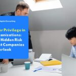 Over privilege di organisasi dengan ilustrasi rapat kantor membahas akses berlebihan karyawan, hak akses sistem, dan risiko tata kelola perusahaan.