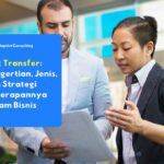 Dua profesional sedang mengamati dokumen analisis risiko bersama, menggambarkan proses peninjauan dan perencanaan strategi risk transfer dalam manajemen risiko bisnis.