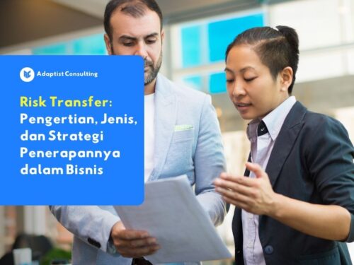 Dua profesional sedang mengamati dokumen analisis risiko bersama, menggambarkan proses peninjauan dan perencanaan strategi risk transfer dalam manajemen risiko bisnis.