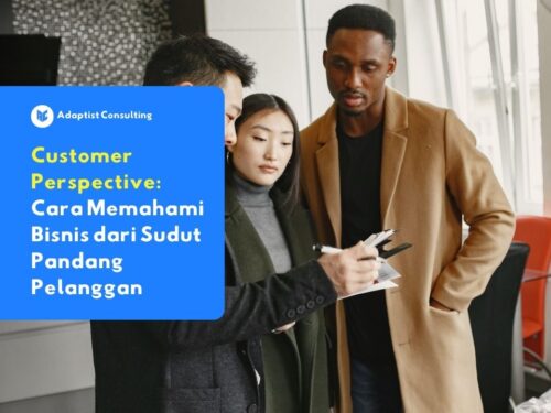 Tiga profesional bisnis sedang meninjau laporan dan dokumen di atas meja, mendiskusikan data analisis customer perspective bersama-sama.