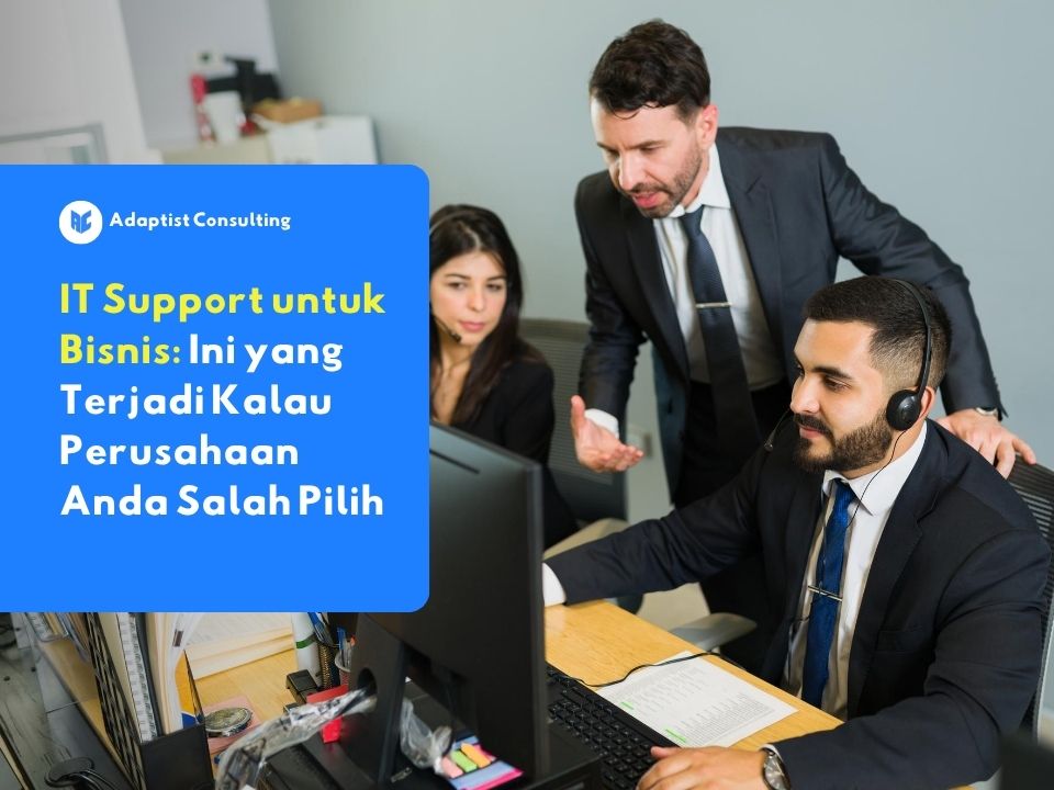Teknisi IT Support profesional sedang memantau sistem jaringan perusahaan di depan layar komputer di lingkungan kantor modern.