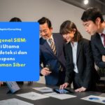 Tim profesional sedang berdiskusi menganalisis data keamanan pada tablet, mengilustrasikan pentingnya mengenal SIEM sebagai kunci utama mendeteksi dan merespons ancaman siber perusahaan.