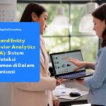 Tim keamanan IT perusahaan menganalisis data aktivitas pengguna menggunakan sistem User and Entity Behavior Analytics (UEBA) untuk mendeteksi ancaman di dalam organisasi.