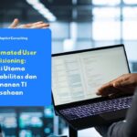 Staf teknologi informasi sedang berdiskusi di depan laptop mengenai strategi automated user provisioning untuk keamanan infrastruktur bisnis.