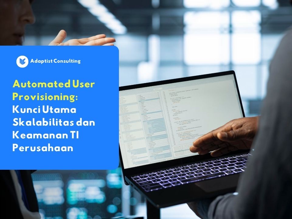 Staf teknologi informasi sedang berdiskusi di depan laptop mengenai strategi automated user provisioning untuk keamanan infrastruktur bisnis.