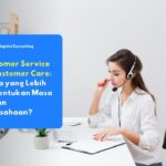 Seorang staf wanita dengan headset dan mikrofon sedang bekerja di meja kantor, merepresentasikan konsep Customer Service dan Customer Care.